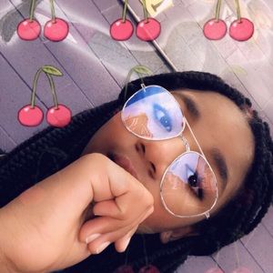 Meet your Posher, Alexis